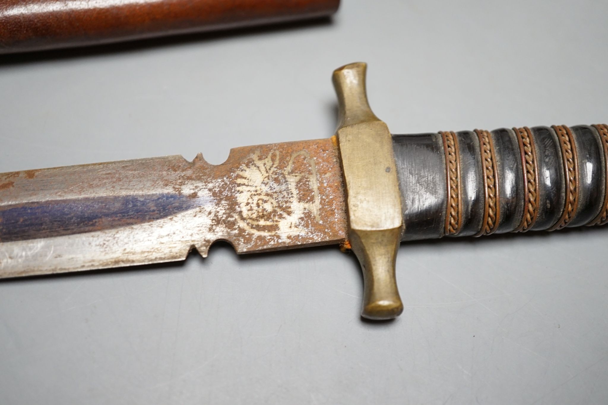 WWI leather accessories including hip flask and dagger, 12cm